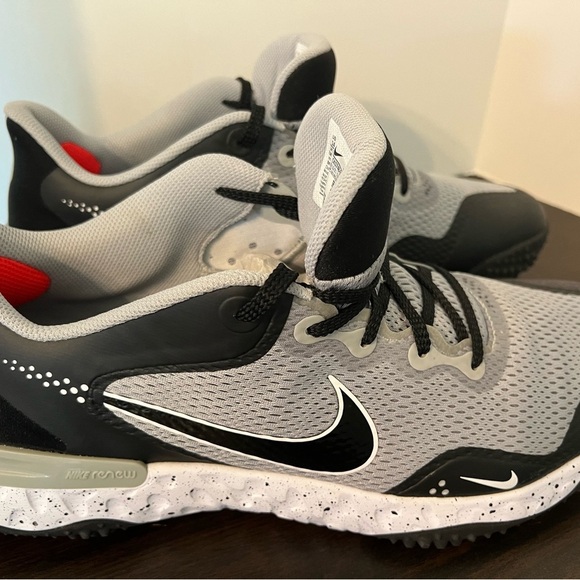 Nike Gray and Black Sneakers with Dynamic Lacing and Breathable Mesh - Picture 5 of 8